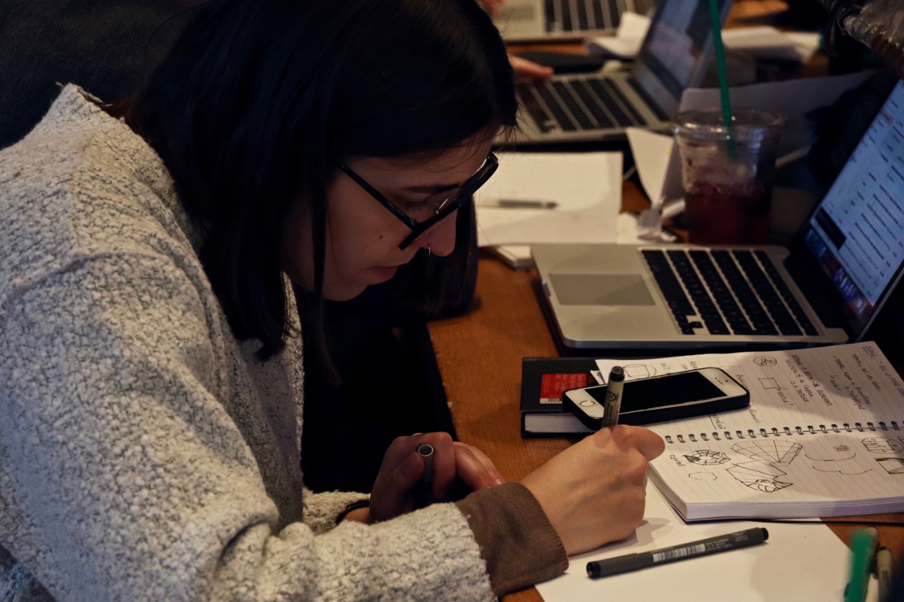 Fanny Parise documentant une situation de terrain dans un carnet