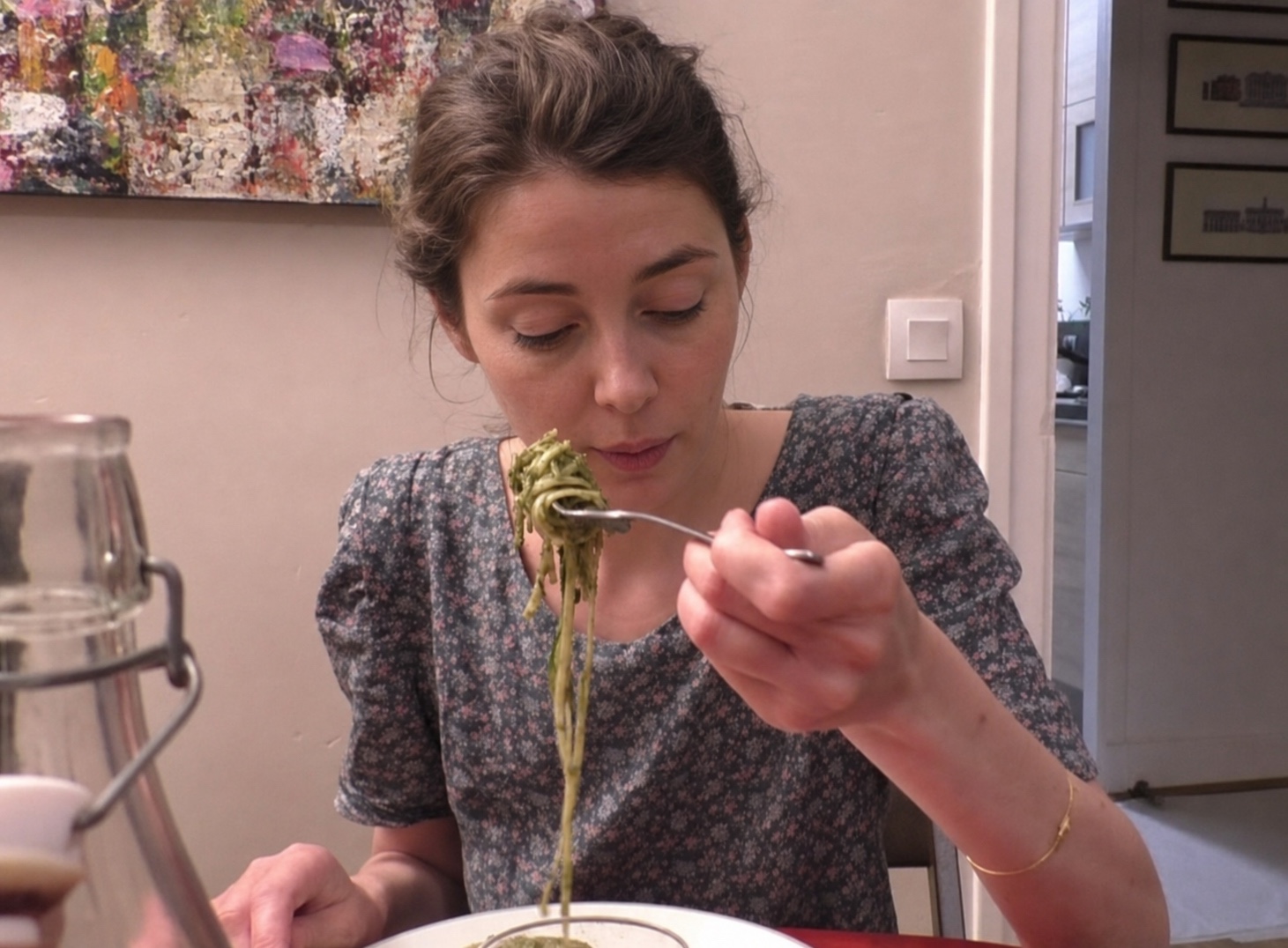 Expérience d’ethnogastronomie autour des transformations alimentaires, visage de la participante modifié pour préserver son anonymat